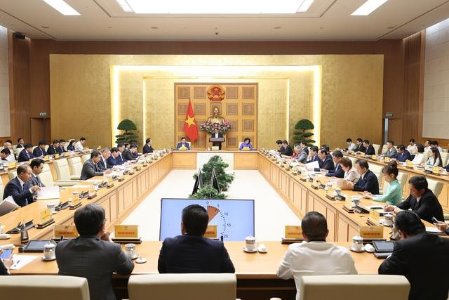 Thủ tướng yêu cầu các bộ, ngành liên quan theo dõi bám sát tình hình, phối hợp chặt chẽ, nhịp nhàng, hiệu quả với Ngân hàng Nhà nước để giải quyết các vấn đề liên quan, nhất là những đề xuất, kiến nghị của các ngân hàng thương mại tại cuộc gặp mặt. Ảnh: VGP/Nhật Bắc Thủ tướng yêu cầu các bộ, ngành liên quan theo dõi bám sát tình hình, phối hợp chặt chẽ, nhịp nhàng, hiệu quả với Ngân hàng Nhà nước để giải quyết các vấn đề liên quan, nhất là những đề xuất, kiến nghị của các ngân hàng thương mại tại cuộc gặp mặt. Ảnh: VGP/Nhật Bắc