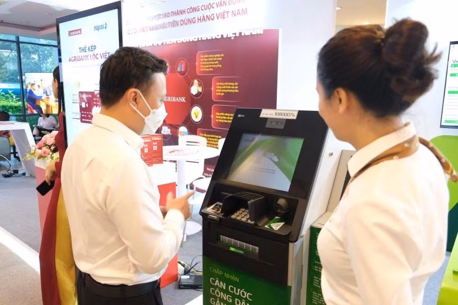 Khách hàng trải nghiệm sử dụng căn cước công dân để định danh và thực hiện rút tiền tại máy ATM
