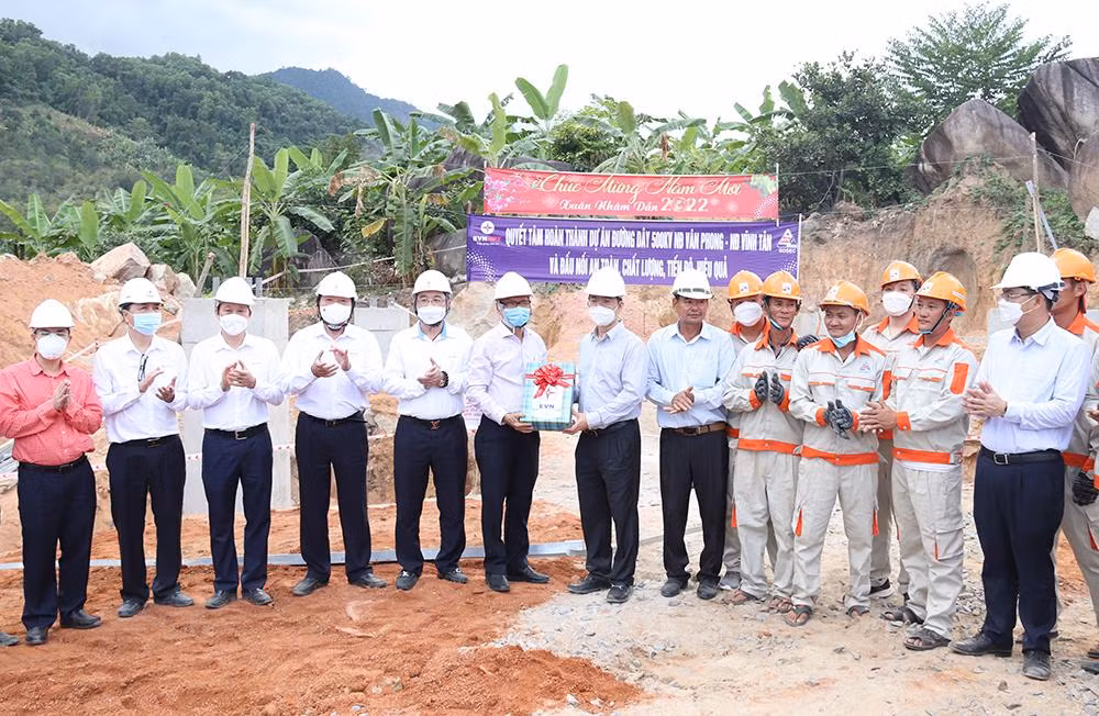Đoàn công tác của EVN/EVNNPT tặng quà lực lượng thi công vị trí 130 Đường dây 500kV Vân Phong - Vĩnh Tân, dịp Tết Nguyên đán Nhâm Dần 2022