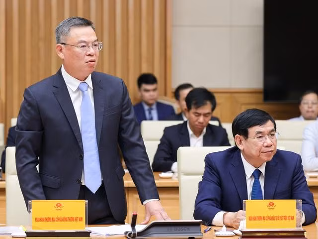 Đại diện các ngân hàng đánh giá công tác điều hành của Chính phủ và Ngân hàng Nhà nước đã giúp ngành ngân hàng đã thực hiện rất tốt, đồng thời 2 nhiệm vụ: Vừa kiểm soát lạm phát, ổn định kinh tế vĩ mô; vừa cung cấp vốn tín dụng hỗ trợ nền kinh tế. Ảnh: VGP/Nhật Bắc