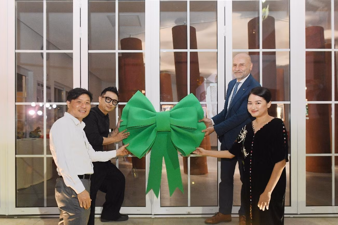 Ngài Đại sứ Ý tại Việt Nam cùng Giáo sư Vũ Hà Văn và các nghệ sĩ tại Triển lãm “Chiếc giày gốm Bát Tràng &amp; Cuộc dạo chơi cùng văn hoá Ý”.