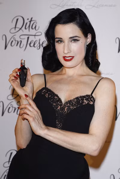 Dita Von Teese giới thiệu chai nước hoa mới của cô có tên Eau de Dita tại Berlin, Đức