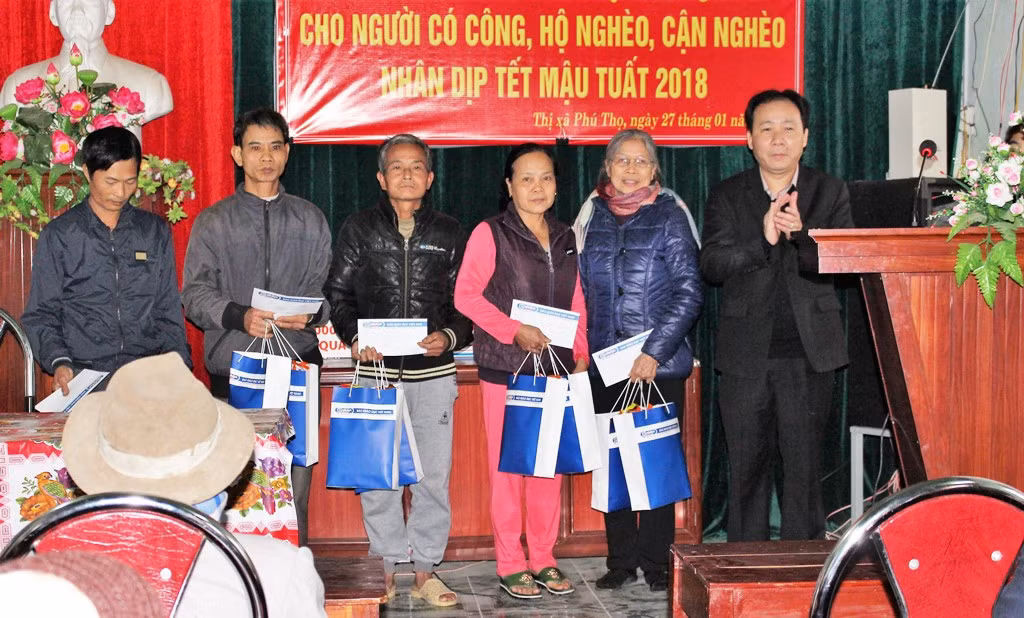 Ông Hà Tuấn Anh, Phó chủ tịch Ủy ban nhân dân thị xã Phú Thọ trao tận tay bà con những phần quà. (Ảnh: Lại Cường)