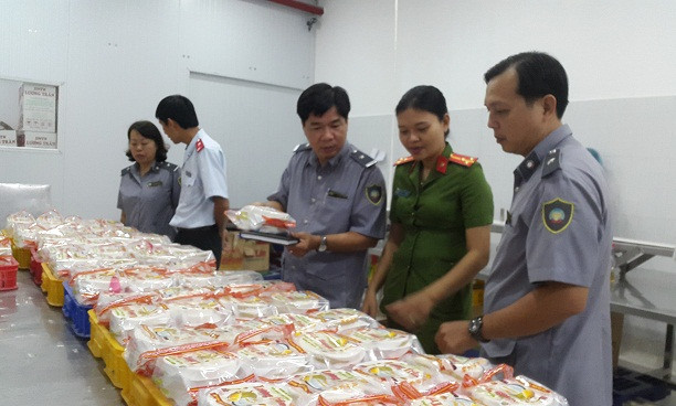 Tăng cường công tác kiểm tra an toàn thực phẩm trong dịp Tết Mậu Tuất 2018 (Ảnh: Cục An toàn vệ sinh thực phẩm) Tăng cường công tác kiểm tra an toàn thực phẩm trong dịp Tết Mậu Tuất 2018 (Ảnh: Cục An toàn vệ sinh thực phẩm)