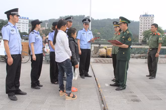 Tiếp nhận nạn nhân trở về (Ảnh: Báo Lào Cai) Tiếp nhận nạn nhân trở về (Ảnh: Báo Lào Cai)