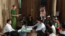 ông an huyện Điện Biên Đông tuyên truyền cho nhân dân xã Háng Lìa về hoạt động phòng, chống mua bán người. (Ảnh : Thành Trung/http://dic.gov.vn)