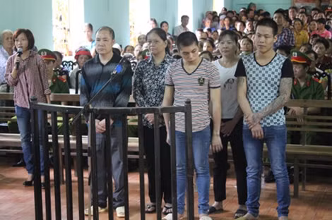 Các đối tượng buôn bán người ra đứng trước vành móng ngựa (Ảnh: Công an nhân dân)