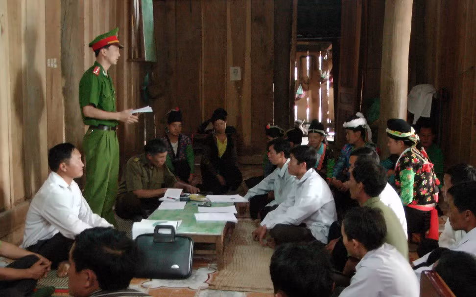 Cơ quan chức năng tiến hành tuyên truyền cho bà con dân tộc thiếu số về tội phạm buôn bán người. (Ảnh: Báo điện biên)
