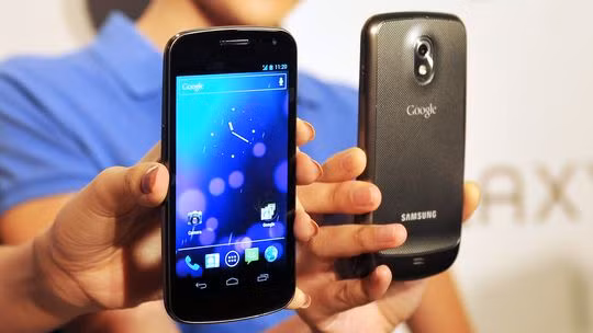 7.Samsung Galaxy Nexus: Galaxy Nexus là smartphone đầu tiên chạy hệ điều hành Android 4.0 Ice Cream Sandwich của Google, màn hình rộng 4,65 inch HD Super AMOLED và bộ vi xử lý 1,2GHz. Máy được trang bị RAM 1GB, bộ nhớ trong 16 GB, camera 5 megapixel, camera trước 1,3 megapixel, có khả năng quay video chất lượng 1080p.