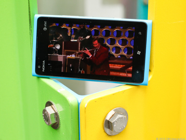 1. Nokia Lumia 900: Con bài chiến lược của Nokia có chất lượng màn hinh khá là xuất sắc, Lumia 900 sở hữu màn hình chống xước AMOLED Gorilla Glass 4,3 inch được trang bị công nghệ ClearBlack. Những ưu điểm của ClearBlack Display bao gồm khả năng hiển thị tốt dưới ánh nắng mặt trời, màu đen và trắng trở nên chân thực hơn cùng khả năng tiết kiệm điện năng.