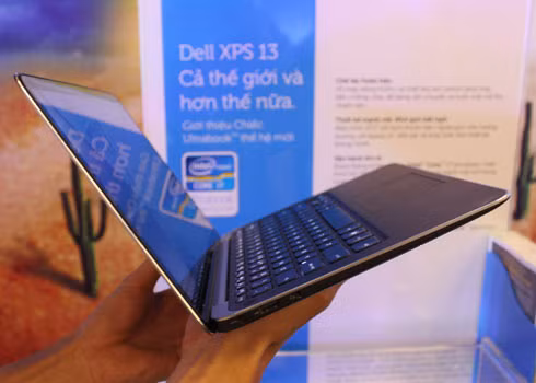 Dell XPS 13 có phần mỏng nhất 6 mm và dày nhất 18 mm. Sản phẩm sử dụng kính cường lực Gorilla sát đến cạnh nên dù có kích thước 13,3 inch, máy chỉ tương đương bản 11,6 inch. XPS 13 đã trình làng tại Việt Nam với 2 phiên bản sử dụng chip Core i5 (33 triệu đồng) và i7 (38 triệu đồng), ổ cứng SSD 256 GB, RAM 4 GB và pin liên tục 8 tiếng. Dell XPS 13 có phần mỏng nhất 6 mm và dày nhất 18 mm. Sản phẩm sử dụng kính cường lực Gorilla sát đến cạnh nên dù có kích thước 13,3 inch, máy chỉ tương đương bản 11,6 inch. XPS 13 đã trình làng tại Việt Nam với 2 phiên bản sử dụng chip Core i5 (33 triệu đồng) và i7 (38 triệu đồng), ổ cứng SSD 256 GB, RAM 4 GB và pin liên tục 8 tiếng.