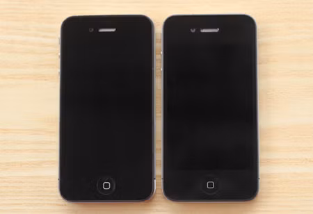 HKphone 4S (bên trái) và iPhone 4 (bên phải) đặt cạnh nhau. HKphone 4S (bên trái) và iPhone 4 (bên phải) đặt cạnh nhau.