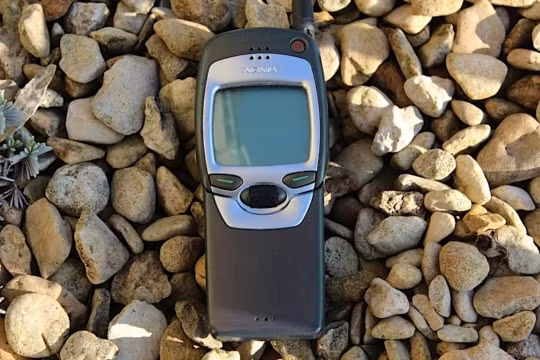 Thể hiện phong cách “quả chuối” linh hoạt, Nokia 7110 sở hữu bàn phím trượt chắc chắn, danh ba "khủng" chứa 1.000 số, âm thanh nghe gọi sướng tai... Với tổng trọng lượng 141 gram, việc cầm nắm Nokia 7110 trên tay rất thoải mái và độ bền đáng kinh ngạc theo thời gian.