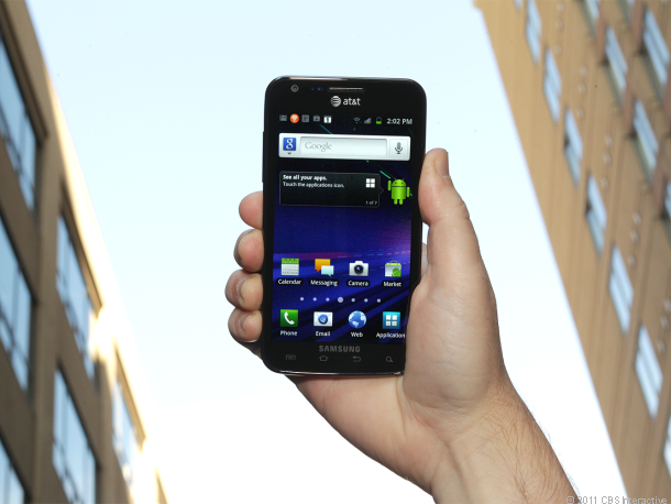 6. Samsung Galaxy S II Skyrocket (AT&T): Không cần phải nói nhiều về màn hình cảm ứng Super AMOLED Samsung và đó cũng là quá đủ đề hình dung ra chất lượng của màn hình cảm ứng trên Galaxy S II. Smartphone của Samsung được thiết kế với màn hình AMOLED Plus 4,5 inch cùng kết nối 4G LTE cùng rất nhiều tính năng hữu ích khác như xử lý 1,5 GHz, chip NFC và camera độ phân giải 8 MP cho chất lượng ảnh chụp tốt và khả năng quay video HD độ phân giải 1080p.