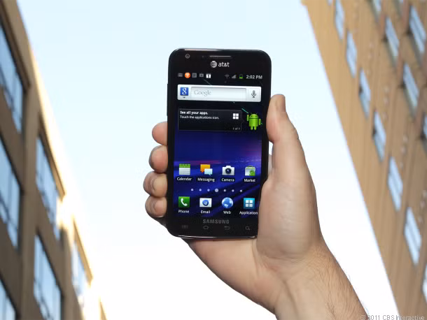 6. Samsung Galaxy S II Skyrocket (AT&T): Không cần phải nói nhiều về màn hình cảm ứng Super AMOLED Samsung và đó cũng là quá đủ đề hình dung ra chất lượng của màn hình cảm ứng trên Galaxy S II. Smartphone của Samsung được thiết kế với màn hình AMOLED Plus 4,5 inch cùng kết nối 4G LTE cùng rất nhiều tính năng hữu ích khác như xử lý 1,5 GHz, chip NFC và camera độ phân giải 8 MP cho chất lượng ảnh chụp tốt và khả năng quay video HD độ phân giải 1080p.