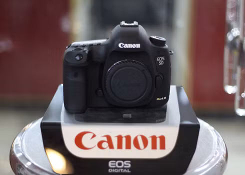 Canon EOS 5D Mark III (89 triệu đồng): Xuất hiện đầu tháng 3, 5D Mark III nhanh chóng được Canon mang ra thị trường. Canon EOS 5D Mark III (89 triệu đồng): Xuất hiện đầu tháng 3, 5D Mark III nhanh chóng được Canon mang ra thị trường.