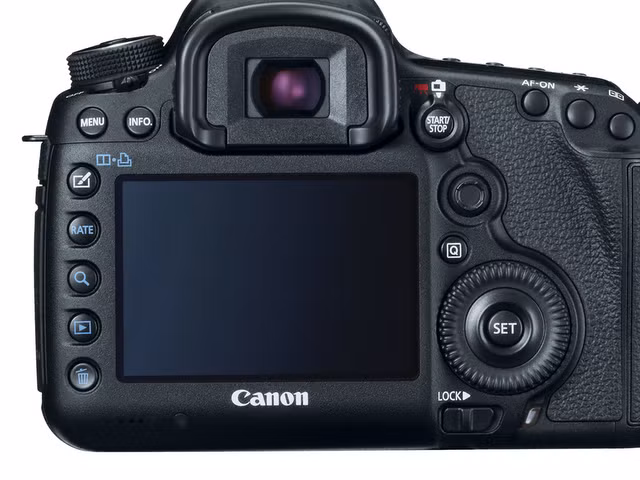 Chiếc DSLR này sở hữu cảm biến full-frame kích thước 36 x 24 mm độ phân giải 22 megapixel, thiết kế có vài thay đổi so với bản Mark II huyền thoại. Máy cho phép quay phim full HD, lấy nét tự động 61 điểm. Chiếc DSLR này sở hữu cảm biến full-frame kích thước 36 x 24 mm độ phân giải 22 megapixel, thiết kế có vài thay đổi so với bản Mark II huyền thoại. Máy cho phép quay phim full HD, lấy nét tự động 61 điểm.