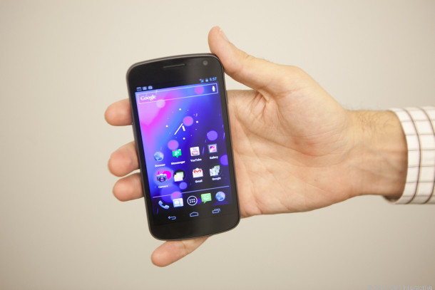 3. Samsung Galaxy Nexus Những ai sở hữu Samsung Galaxy Nexus hẳn khiến rất nhiều người phải ghen tỵ bởi vì nó có thể chạy hệ điều hành Android Ice Cream Sandwich nguyên bản. Nhưng cũng không thể bỏ qua màn hình cảm ứng Super AMOLED siêu lớn 4,65 inch có độ phân giải 1.280 x 720 pixel hiển thị màu sắc phong phú, sắc nét và rực rỡ.