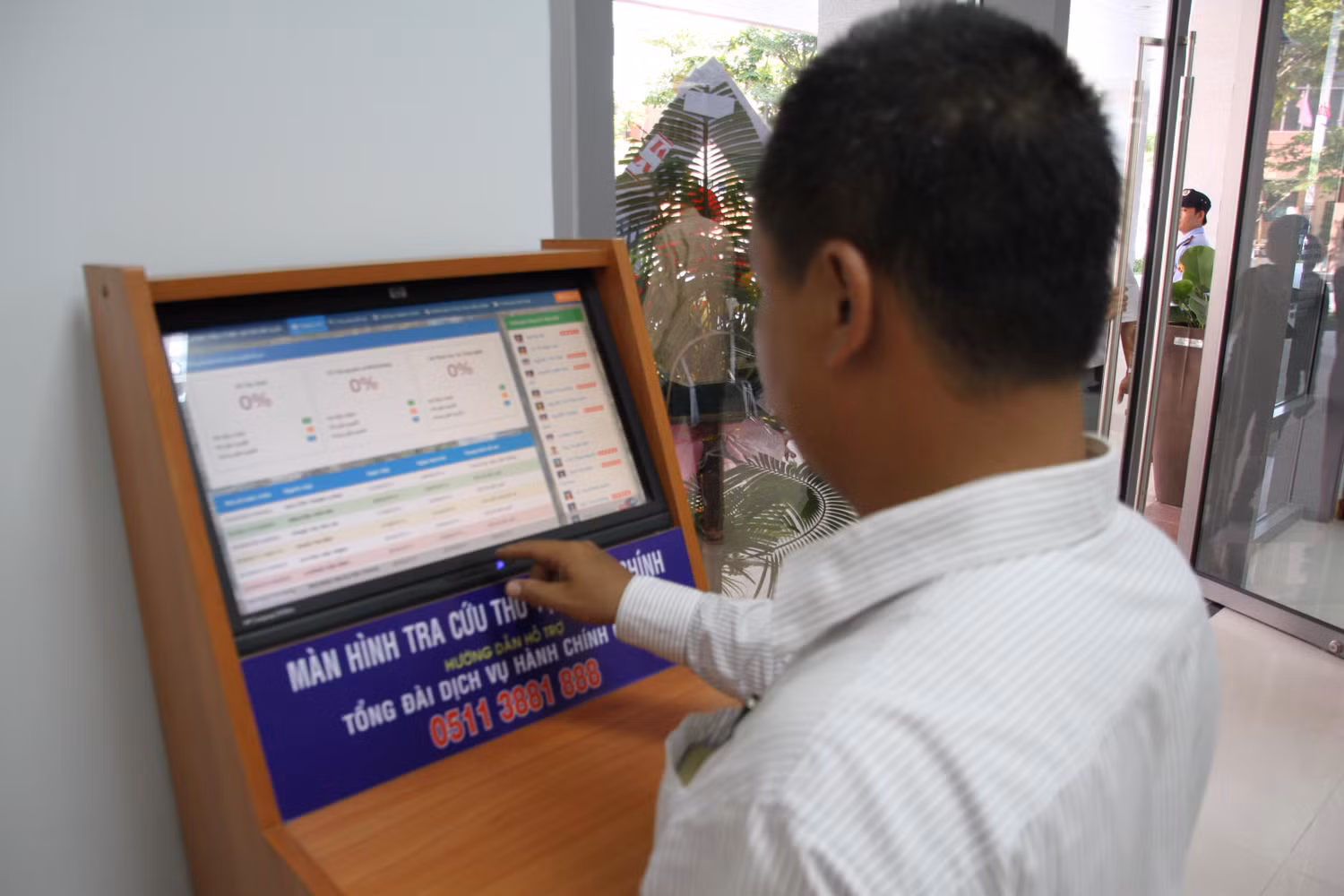 Người dân thoải mái tra cứu thủ tục hành chính tại các màn hình "cảm ứng" đặt trong tòa nhà.
