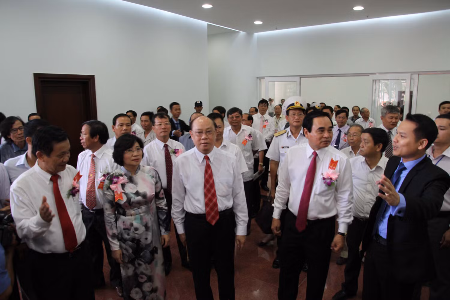 Đây là nơi làm việc tập trung của 24 sở, ban, ngành và UBND thành phố Đà Nẵng. Thống kê có khoảng 1.600 cán bộ, công chức thành phố làm việc trong tòa nhà và 600 lượt người dân đến giao dịch mỗi ngày.