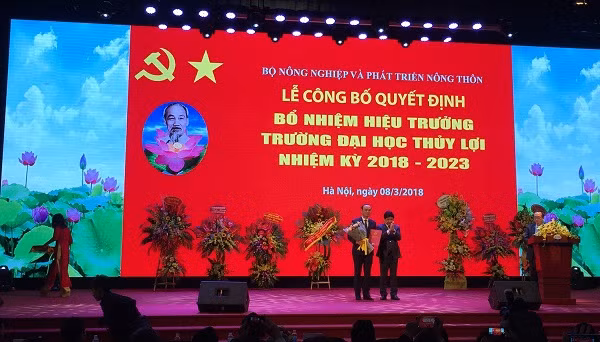 Giáo sư Trịnh Minh Thụ nhận quyết định bổ nhiệm làm Hiệu trưởng (Ảnh: Đào Linh).