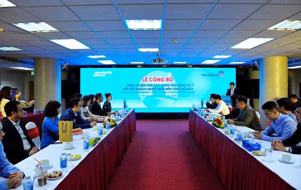 Lễ công bố thỏa thuận hợp tác cung ứng dịch vụ kết nối khách hàng trên nền tảng số hóa. Lễ công bố thỏa thuận hợp tác cung ứng dịch vụ kết nối khách hàng trên nền tảng số hóa.