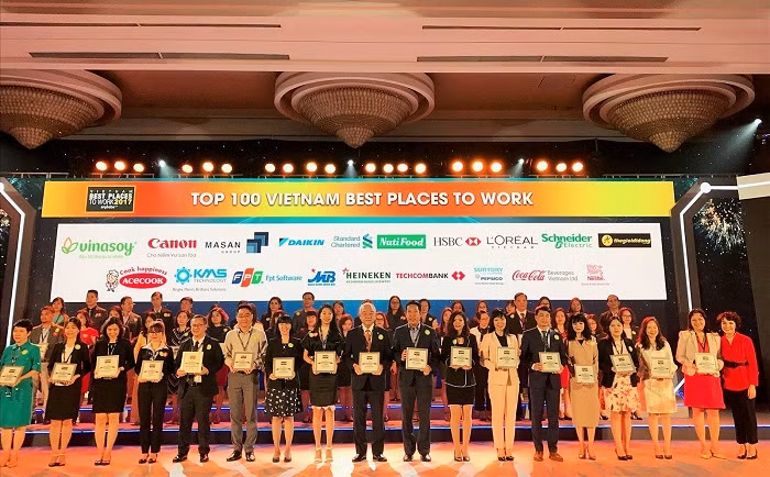 Techcombank liên tiếp tăng bậc trong bảng xếp hạng Top 100 nơi làm việc tốt nhất Việt Nam. Techcombank liên tiếp tăng bậc trong bảng xếp hạng Top 100 nơi làm việc tốt nhất Việt Nam.