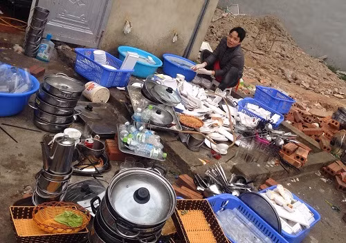Thiếu đi làm thêm ngày 30 tết tại một quán ăn ở Thái Nguyên (Ảnh: nhân vật cung cấp). Thiếu đi làm thêm ngày 30 tết tại một quán ăn ở Thái Nguyên (Ảnh: nhân vật cung cấp).
