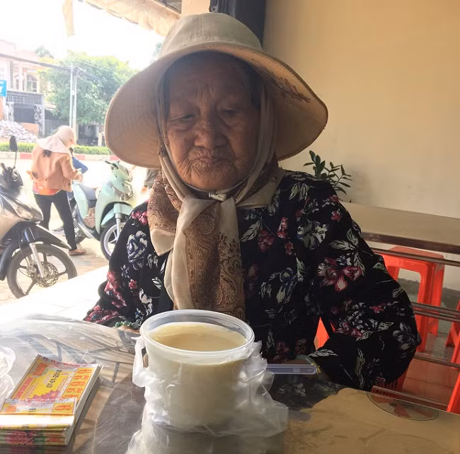 Bà Hồng năm nay đã 82 tuổi (Ảnh: tác giả cung cấp). Bà Hồng năm nay đã 82 tuổi (Ảnh: tác giả cung cấp).