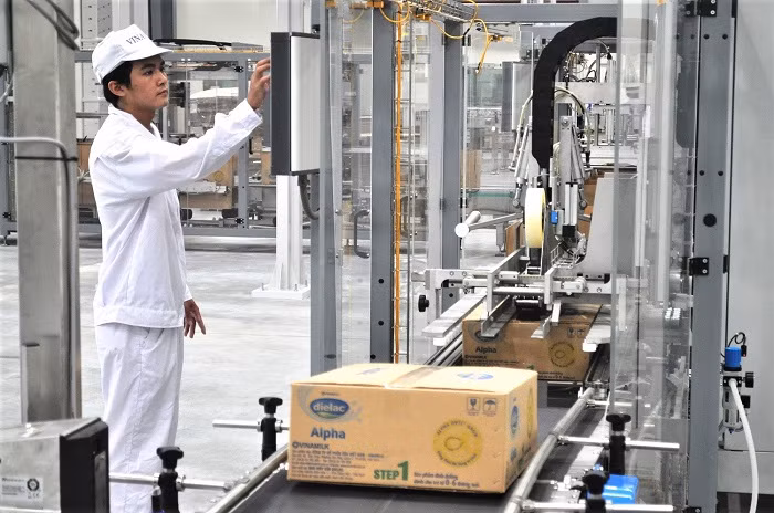 Công nhân tại nhà máy của Vinamilk có cơ hội làm việc, tiếp cận với hệ thống máy móc, công nghệ tân tiến, hiện đại với độ an toàn tuyệt đối. Công nhân tại nhà máy của Vinamilk có cơ hội làm việc, tiếp cận với hệ thống máy móc, công nghệ tân tiến, hiện đại với độ an toàn tuyệt đối.