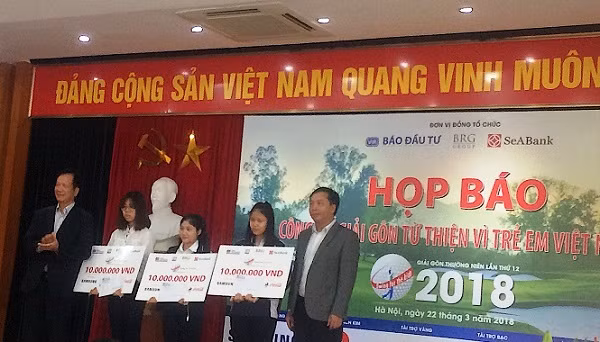 Ông Võ Hồng Phúc cùng đại diện Ban tổ chức giải học bổng cho các em học sinh, sinh viên (Ảnh: An Nhiên).