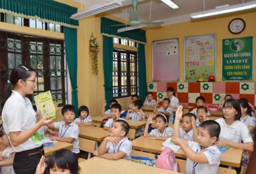 Giáo viên bở hơi tai với chạy thi đua (Ảnh minh họa: giaoducthoidai.vn).