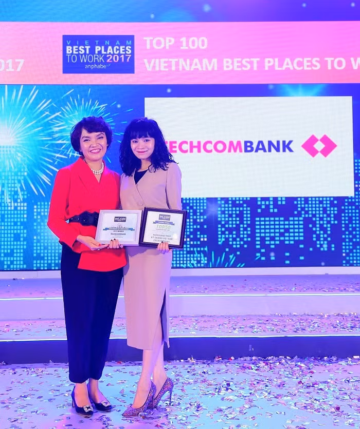 Bà Phạm Vũ Minh Đan (phải) – Giám đốc Khối Quản trị Nguồn Nhân Lực ngân hàng Techcombank tại lễ công bố kết quả khảo sát “Top 100 nơi làm việc tốt nhất Việt Nam 2017”. Bà Phạm Vũ Minh Đan (phải) – Giám đốc Khối Quản trị Nguồn Nhân Lực ngân hàng Techcombank tại lễ công bố kết quả khảo sát “Top 100 nơi làm việc tốt nhất Việt Nam 2017”.