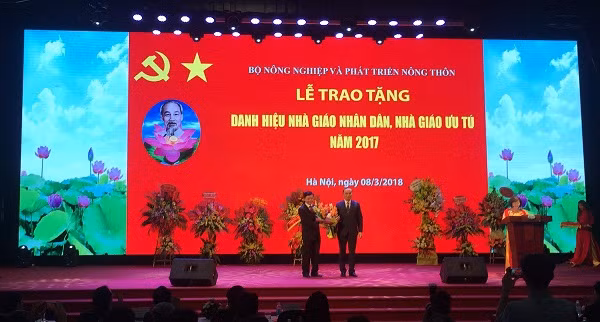 Giáo sư Nguyễn Quang Kim nhận danh hiệu nhà giáo nhân dân do Chủ tịch nước phong tặng (Ảnh: Đào Linh).