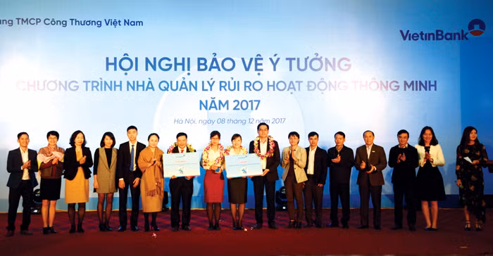 Ban Giám khảo chúc mừng các tác giả có ý tưởng đạt giải “Nhà Quản lý rủi ro hoạt động thông minh” năm 2017. Ban Giám khảo chúc mừng các tác giả có ý tưởng đạt giải “Nhà Quản lý rủi ro hoạt động thông minh” năm 2017.