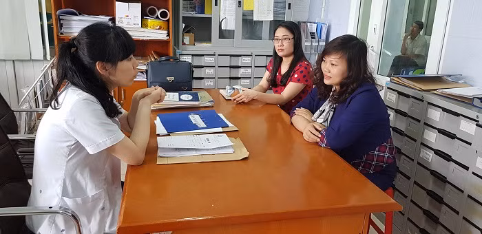 Bác sĩ Lưu Phương Linh - Điều trị trực tiếp cho bé tại Khoa tim trẻ em vui mừng chia sẻ với Quỹ VTVV và đại diện gia đình nhà tài trợ về sức khỏe của bé Hoàng Long hồi phục khá nhanh. Bác sĩ Lưu Phương Linh - Điều trị trực tiếp cho bé tại Khoa tim trẻ em vui mừng chia sẻ với Quỹ VTVV và đại diện gia đình nhà tài trợ về sức khỏe của bé Hoàng Long hồi phục khá nhanh.