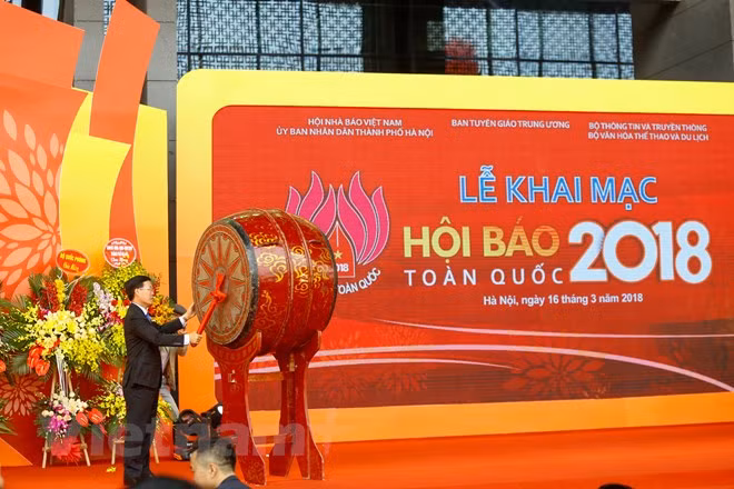 Trưởng ban Tuyên giáo Trung ương Võ Văn Thưởng đánh trống khai mạc hội báo toàn quốc năm 2018. (Ảnh: Minh Sơn/Vietnam+)