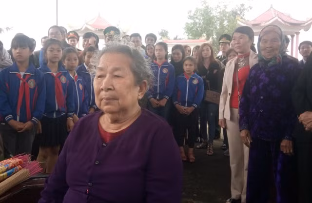 Mẹ Hồ Thị Đức, (thân nhân liệt sỹ Trần Văn Phương) tại buổi lễ tri ân. Mẹ Hồ Thị Đức, (thân nhân liệt sỹ Trần Văn Phương) tại buổi lễ tri ân.