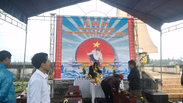 Cứ đến tháng 3, cả nước Việt Nam lại hướng về 64 anh hùng liệt sỹ đã ngã xuống máu nhuộm đỏ một vùng Biển Đông. Cứ đến tháng 3, cả nước Việt Nam lại hướng về 64 anh hùng liệt sỹ đã ngã xuống máu nhuộm đỏ một vùng Biển Đông.