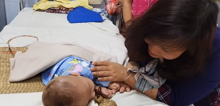 Đại diện gia đình nhà tài trợ trực tiếp đến thăm và tặng quà cho bé Hoàng Long. Đại diện gia đình nhà tài trợ trực tiếp đến thăm và tặng quà cho bé Hoàng Long.