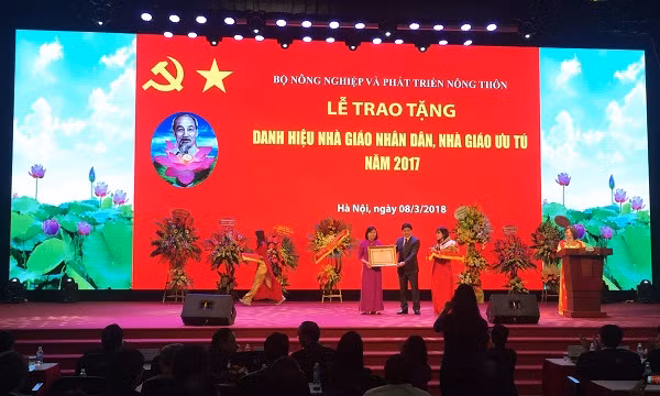 Giáo sư Phạm Thị Hương Lan nhận danh hiệu Nhà giáo Ưu tú do Chủ tịch nước phong tặng. (Ảnh: Đào Linh).