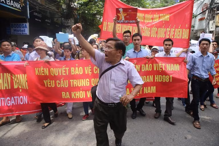 Những luận điệu sai trái, bịp bợm của truyền thông nhà nước Trung Quốc và người Hoa ở nước ngoài về vụ HD 981 không qua nổi mắt người dân Việt Nam, dư luận quốc tế và khu vực. Việt Nam phản đối mạnh mẽ các việc làm sai trái của phía Trung Quốc, yêu cầu Bắc Kinh lập tức rút giàn khoan HD 981 và đội tàu hộ tống khỏi vùng đặc quyền kinh tế và thềm lục địa của Việt Nam, đồng thời không để tái diễn tình trạng trên. Những luận điệu sai trái, bịp bợm của truyền thông nhà nước Trung Quốc và người Hoa ở nước ngoài về vụ HD 981 không qua nổi mắt người dân Việt Nam, dư luận quốc tế và khu vực. Việt Nam phản đối mạnh mẽ các việc làm sai trái của phía Trung Quốc, yêu cầu Bắc Kinh lập tức rút giàn khoan HD 981 và đội tàu hộ tống khỏi vùng đặc quyền kinh tế và thềm lục địa của Việt Nam, đồng thời không để tái diễn tình trạng trên.