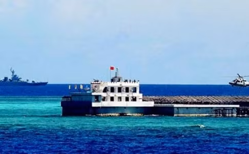 Đá Gạc Ma nằm trong quần đảo Trường Sa của Việt Nam bị Trung Quốc dùng vũ lực đánh chiếm trái phép năm 1988, hiện tại đang bị Bắc Kinh chở đất đá, vật liệu san lấp xây dựng sân bay. Ảnh: Bưu điện Hoa Nam.