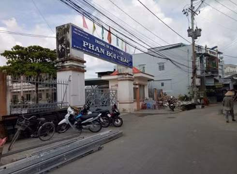 Hiệu trưởng Trường Phan Bội Châu, Cà Mau vừa bị giáng chức do để xảy ra nhiều sai phạm (ảnh: T.Linh) Hiệu trưởng Trường Phan Bội Châu, Cà Mau vừa bị giáng chức do để xảy ra nhiều sai phạm (ảnh: T.Linh)