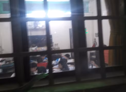 Lớp dạy thêm cho học sinh tiểu học của cô L. ghi được vào tối ngày 10/1 (ảnh: T.P) Lớp dạy thêm cho học sinh tiểu học của cô L. ghi được vào tối ngày 10/1 (ảnh: T.P)