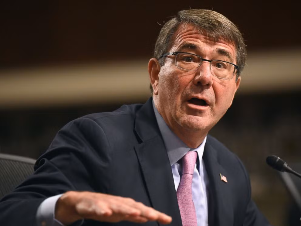 Đương kim Bộ trưởng Quốc phòng Mỹ Ash Carter vừa cảnh báo, Trung Quốc sẽ phải trả giá nếu tiếp tục leo thang quân sự hóa Biển Đông, ảnh: AP.
