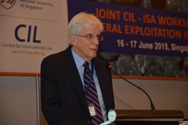 Giáo sư Robert Beckman, Giám đốc Trung tâm Luật Quốc tế Đại học Quốc gia Singapore đã bác bỏ quan điểm của Đại sứ Trung Quốc tại Singapore xung quanh vụ kiện đường lưỡi bò. Ảnh: cil.nus.edu.sg.
