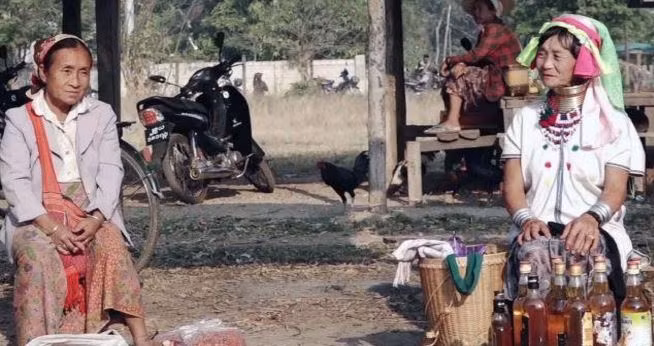 Người dân Myanmar chờ đợi sự đổi thay cuộc sống mà họ hy vọng chế độ mới sẽ mang lại. Ảnh: VOA.