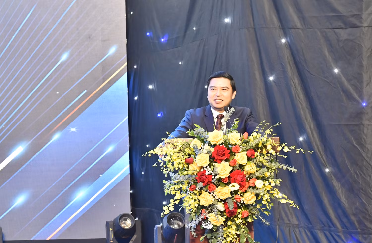 Ông Phạm Vũ Quốc Bình – Phó Tổng cục trưởng Tổng cục Giáo dục nghề nghiệp phát biểu tại buổi lễ (Ảnh: Tường San). Ông Phạm Vũ Quốc Bình – Phó Tổng cục trưởng Tổng cục Giáo dục nghề nghiệp phát biểu tại buổi lễ (Ảnh: Tường San).