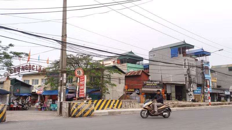 Rất nhiều công trình nhà kiên cố, xây dựng trái phép được mọc trên nền khu đất chống lấn chiếm thuộc phương án quận Long Biên chấp nhận trước đó. Ảnh Trần Việt